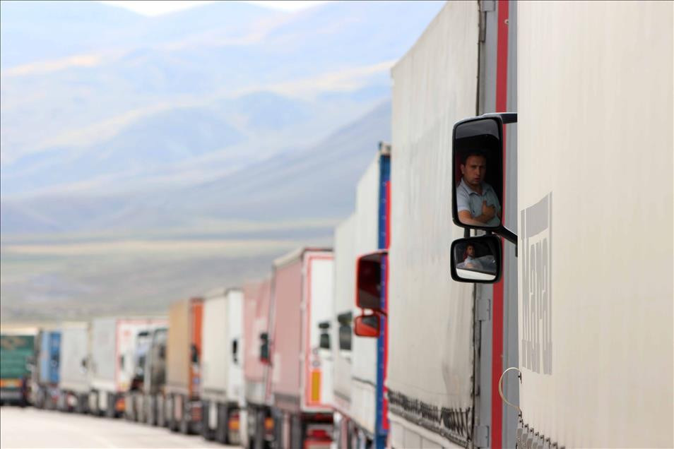 کمیته گمرک جمهوری آذربایجان: عامل معطلی کامیون های در مرز خود ایران است