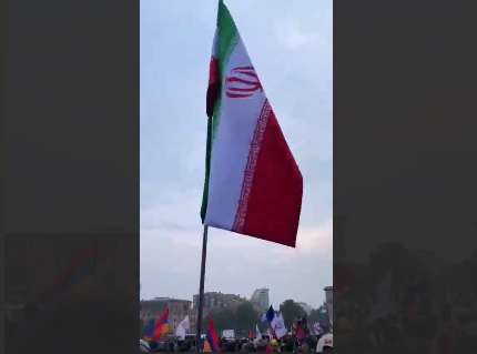 تجمع معترضین در ایروان با پرچم ایران + ویدئو