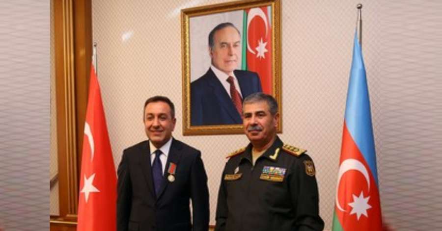 وزرای دفاع آذربایجان و ترکیه تلفنی گفتگو کردند