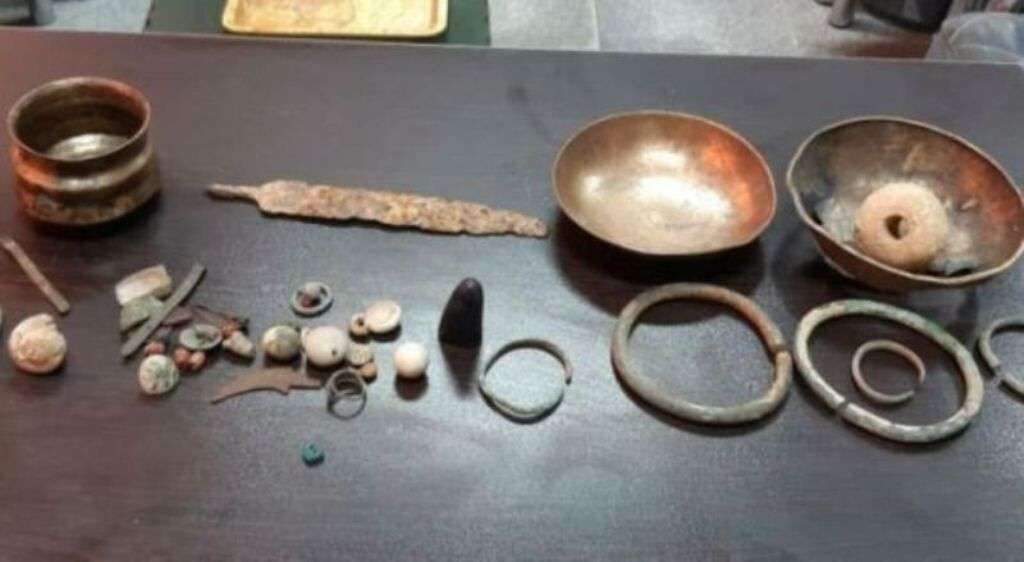 کشف ۵۰ قطعه اشیاء باستانی در شهرستان نهاوند همدان