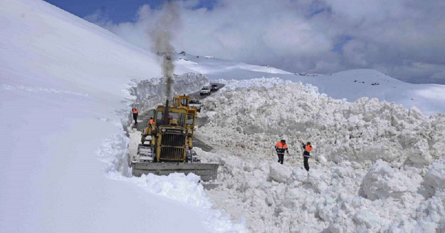 راه ۳۲۰ روستای اردبیل بسته شد / برف سنگین زندگی در آذربایجان‌غربی را نیز مختل کرد