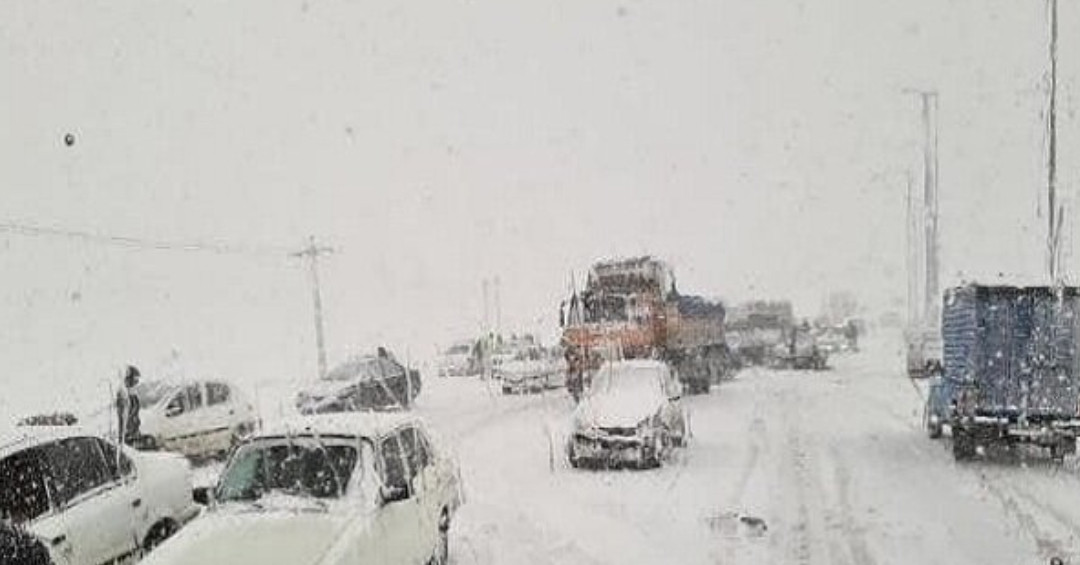 در سایه نبود امکانات برف روبی؛ راه ارتباطی ۷۰ روستا در آذربایجان‌غربی مسدود است