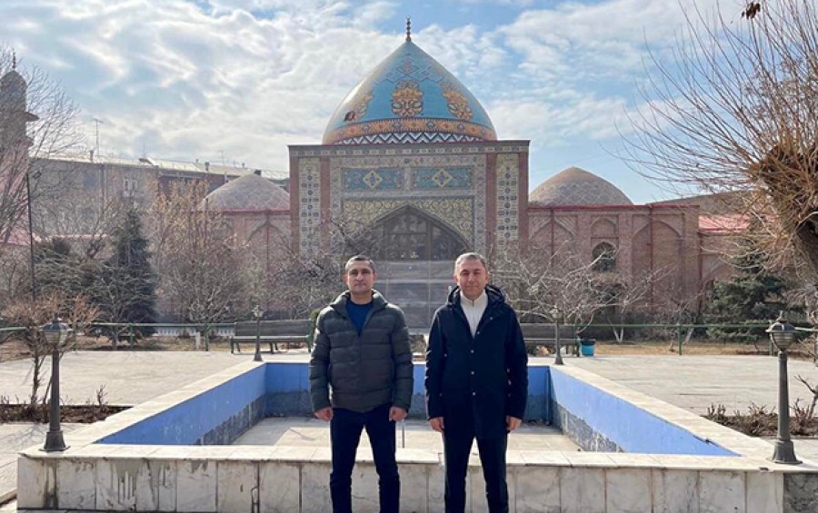 حضور نمایندگان آذربایجان در مسجد کبود ایروان؛ واکنش به نوشته های جعلی فارسی + تصویر
