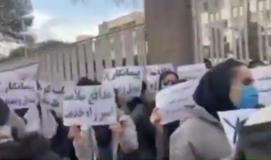 تجمع اعتراضی کادر بهداشت مراکز تخصصی تبریز مقابل فرمانداری + فیلم