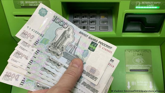 روسیه دسترسی شهروندان این کشور به دلار و یورو را محدود می‌کند