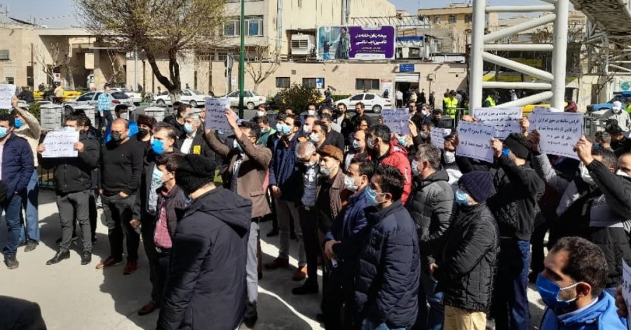 تجمع کارگران در اعتراض به افزایش ۱۰ درصدی حقوق
