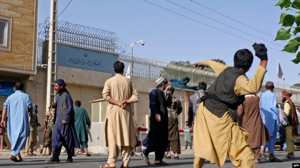 معترضان افغان سردر کنسولگری ایران در هرات را به آتش کشیدند