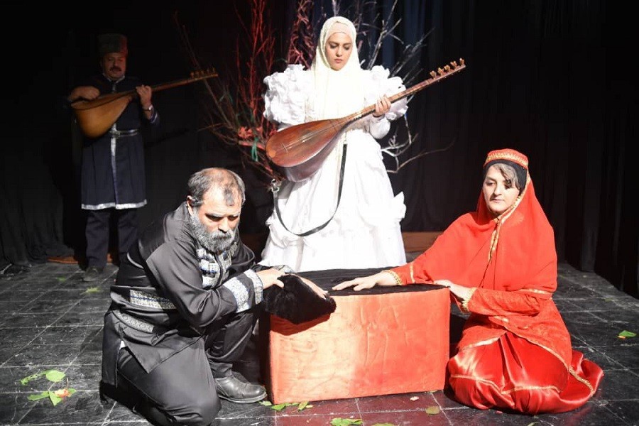 نمایش ترکی «یئنه یاپراقلار دوشور» در ارومیه به روی صحنه رفت + عکس