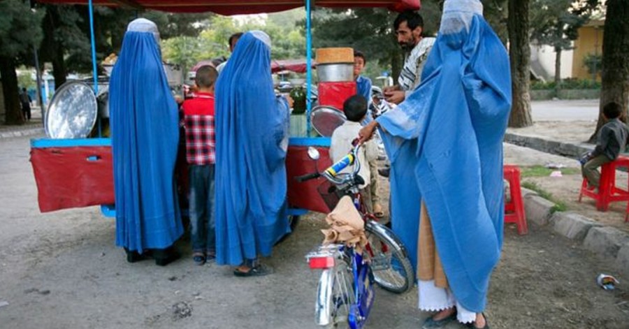 طالبان: زنان صورت خود را بپوشانند