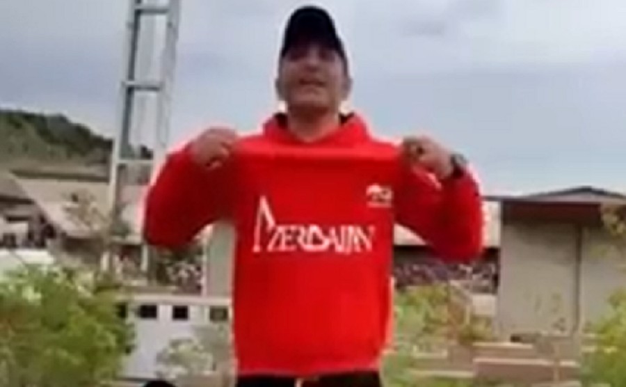 ممانعت از ورود هوادار تراکتور به ورزشگاه به دلیل نوشتن نام «آذربایجان» روی پیراهنش + فیلم