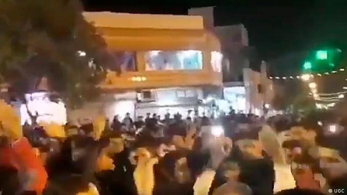 گسترش اعتراضات در ایران و تیراندازی ماموران نیروی انتظامی به سوی مردم + فیلم
