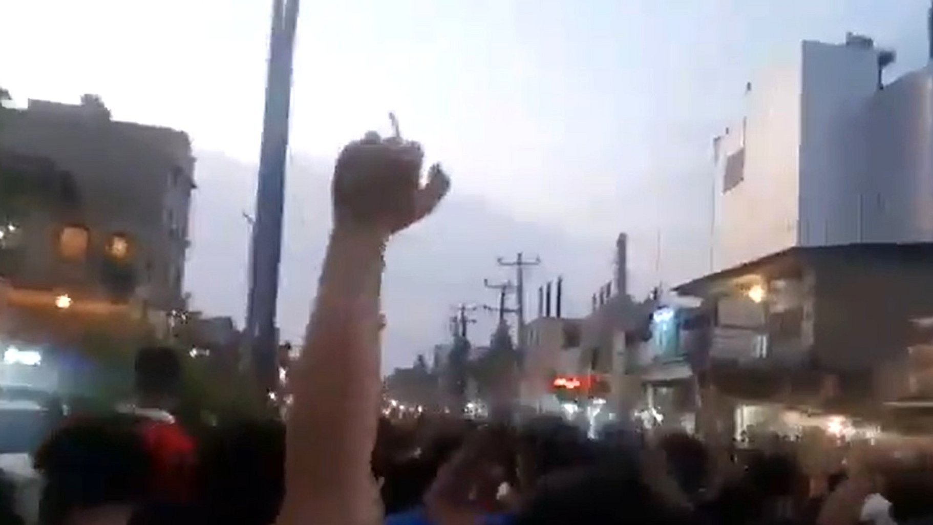 به آتش کشیدن بیلبورد خامنه‌ای در الاحواز + ویدئو