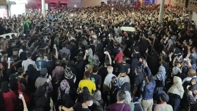 قطع پخش سخنرانی امام جمعه آبادان به دلیل شعار معترضان  «بی شرف» + ویدئو