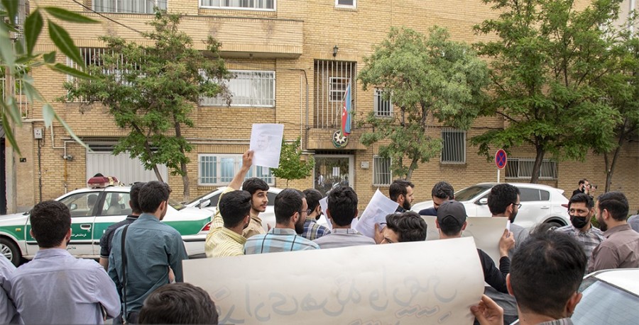 تجمع گروهی از بسیجیان مقابل کنسولگری آذربایجان در تبریز