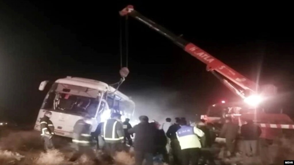 واژگونی یک اتوبوس در زنجان 14 کشته و زخمی بر جا گذاشت