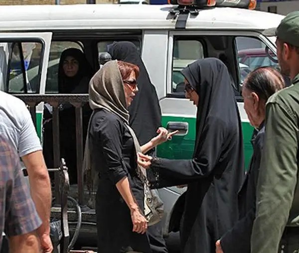 حضور زنان در تبلیغات محیطی و مجازی ایران ممنوع شد