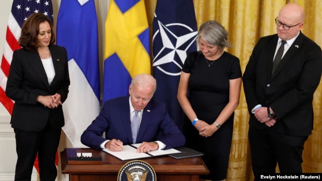 بایدن مصوبه تایید درخواست فنلاند و سوئد برای عضویت در ناتو را امضا کرد