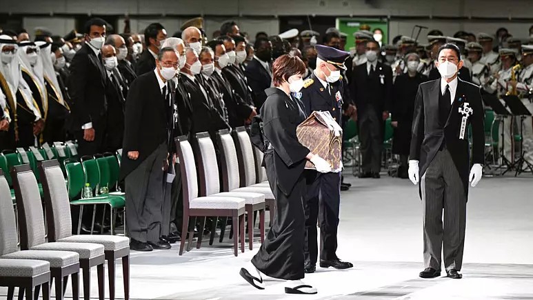 خشم ژاپنی‌ها از مراسم پرهزینۀ «خاکسپاری ملی» شینزو آبه
