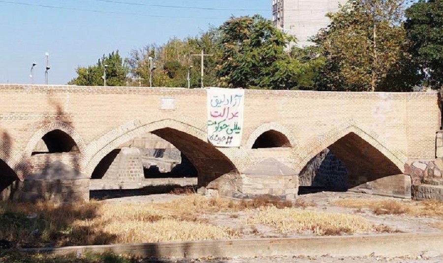 نصب پارچه نوشته در شهر اردبیل؛ "آزادلیق، عدالت، میللی حوکومت" + فیلم