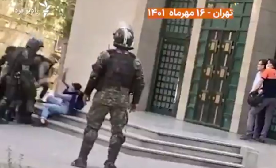 ضرب و شتم وحشیانه یک زن توسط نیروهای امنیتی در تهران + فیلم