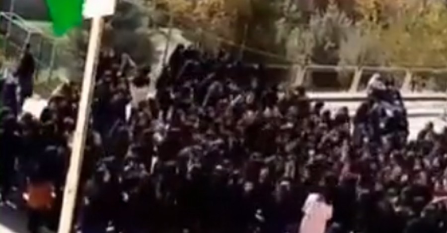 ضرب و شتم و بازداشت دانش‌آموزان معترض در مدارس
