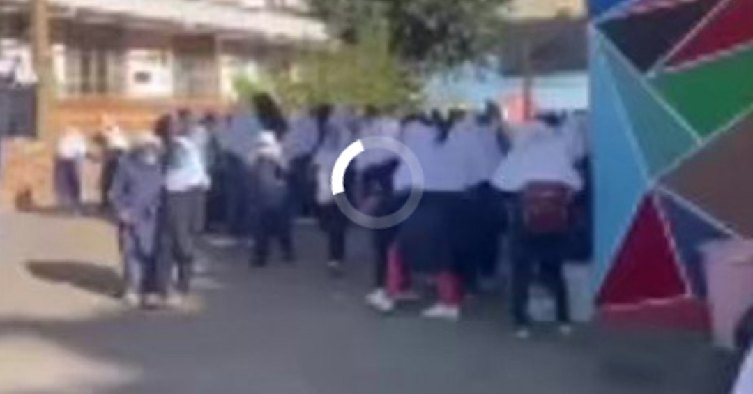 شلیک گاز اشک‌آور به سوی کودکان دبستانی در سالن آموزشی - ویدئو