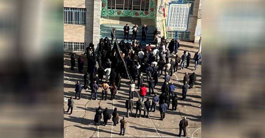 تجمع اعتراضای اولیای دانش‌آموزان مدرسه شاهد اردبیل