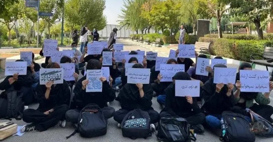 خامنه‌ای در واکنش به اعتراضات دانشجویان تعطیلی دانشگاه را خواست «دشمن» دانست