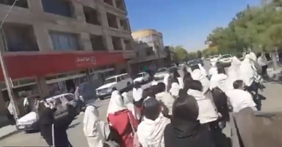 شورای تشکل‌های صنفی معلمان با اعلام سه روز عزای عمومی خطاب به حاکمان: «دستان شما به خون دانش‌آموزان و کودکان آغشته است»