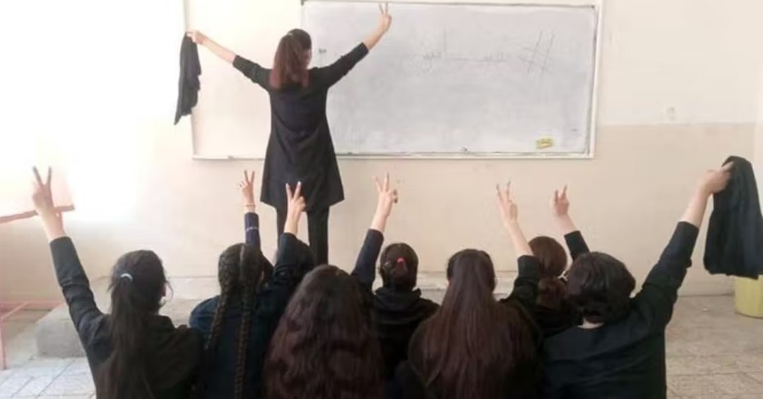 فراخوان معلمان به اعتصاب در اعتراض به سرکوب سیستماتیک و کشتار معترضان و دانش‌آموزان