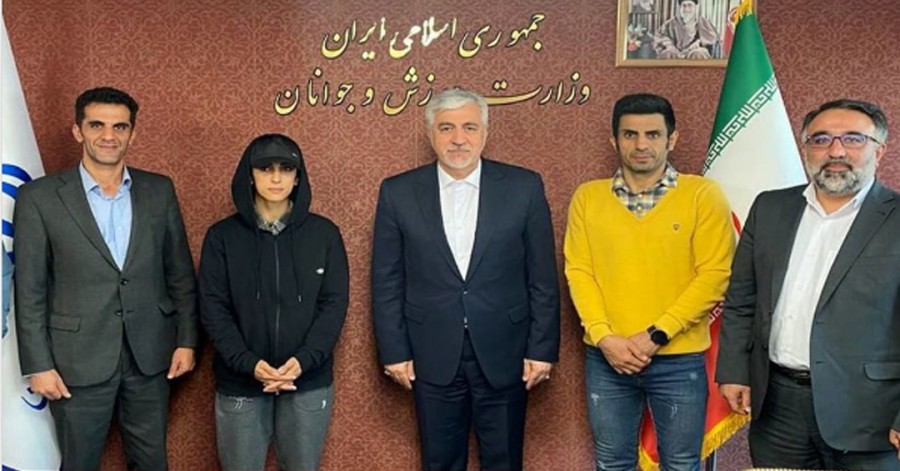 الناز رکابی بدون مانتو و روسری در کنار وزیر ورزش