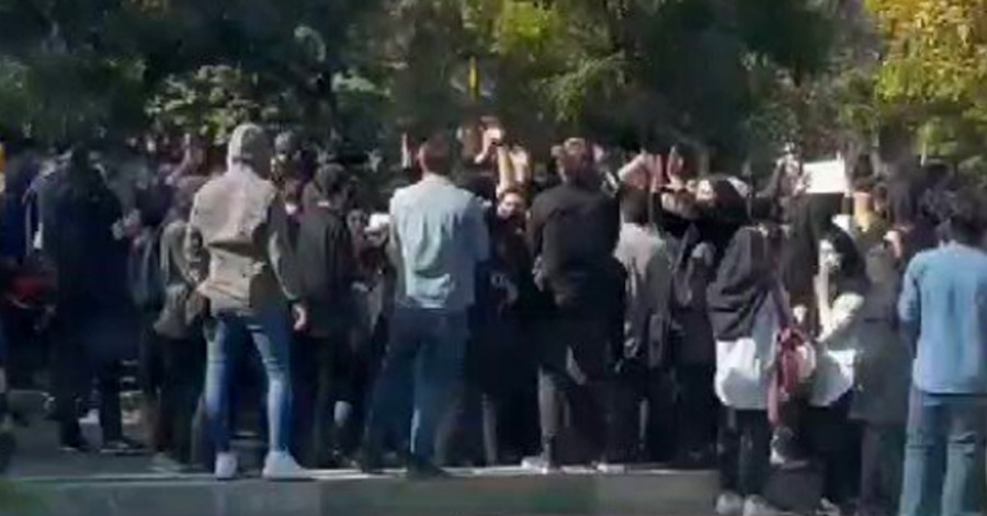 هم اکنون اعتراضات دانشگاه علوم پزشکی و محقق اردبیل - ویدئو