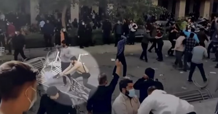 حمله‌ی لباس شخصی‌ها و بسیجی‌های مسلح به دانشگاه آزاد - ویدئو