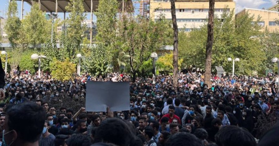 گاردین: تظاهرات ضدحکومتی در ایران به‌رغم سرکوب ادامه دارد