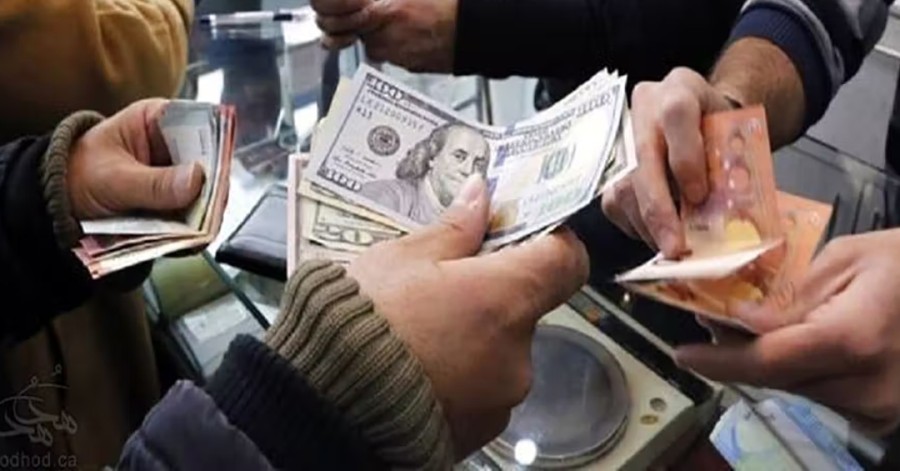 تهدید حکومت ایران: اگر دلار بخرید یارانه‌تان را حذف می‌کنیم