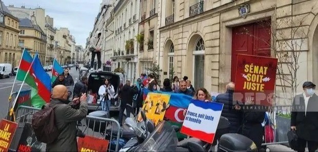 تظاهرات نمایندگان دیاسپورای آذربایجان در مقابل مجلس سنای فرانسه