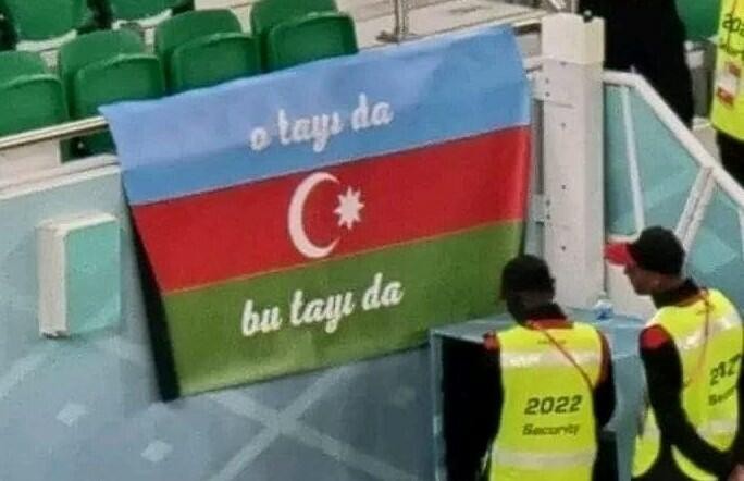 اهتزاز پرچم آذربایجان در بازی آمریکا و ایران
