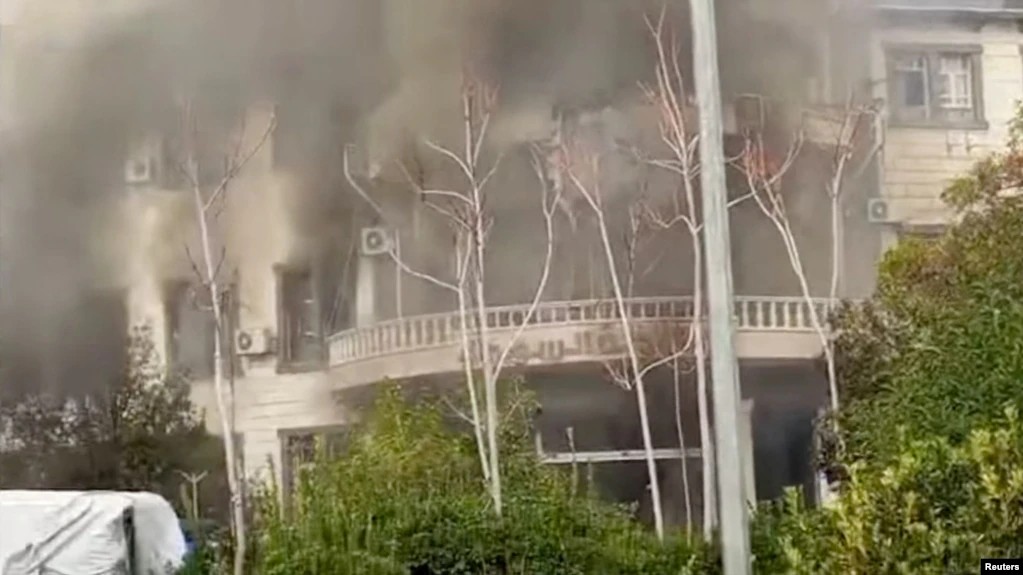 معترضان در شهر سویدای سوریه فرمانداری را به آتش کشیدند؛ سر دادن شعار «مرگ بر اسد»