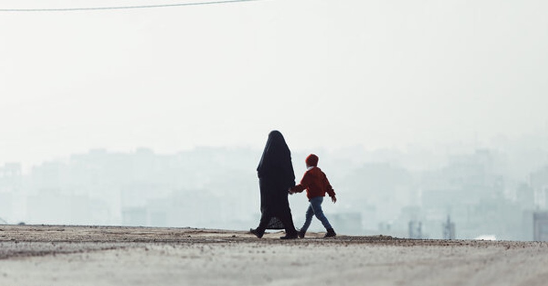 آثار مخرب مازوت‌سوزی توسط حکومت ایران؛ هفت هزار کودک در الاهواز بیمار شدند