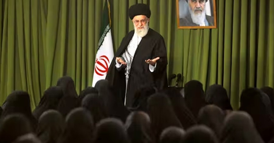 خامنه‌ای خطاب به زنان ولایی: «حرف‌های مرا تکرار کنید، زنان در غرب در رنجند»
