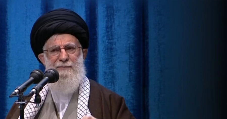 خامنه‌ای می‌گوید عقب‌نشینی نمی‌کند و اعتراضات بعدی هم سرکوب خواهند شد