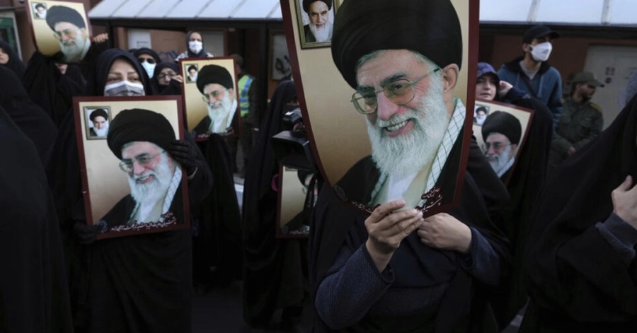لوموند: افسردگی مزمن خامنه‌ای وسوسه سپردن امور به مجتبی را بیشتر کرده است