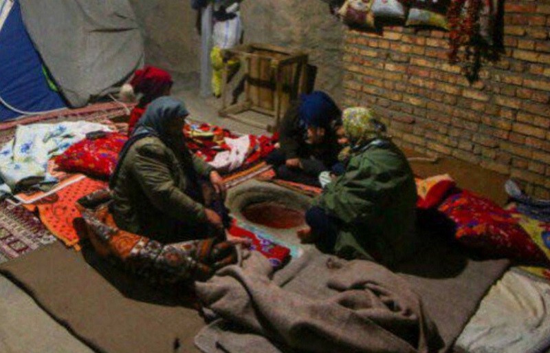 زلزله‌زدگان خوی با کمبود امکانات مجبور به تحمل سرمای زیر صفر درجه هستند + فیلم