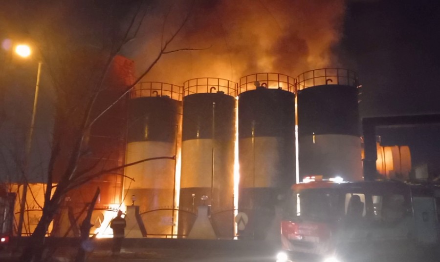 آتش‌سوزی مهیب در یک کارخانه روغن خودرو در آذرشهر(توفارقان)