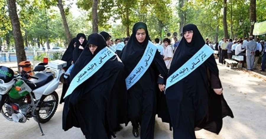 بسیجی‌ها برای مقابله با بی‌حجابی مانور برگزار کردند