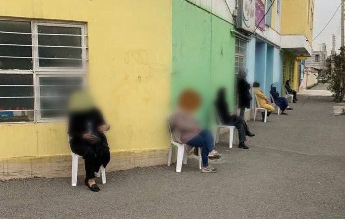 تداوم ترس از حمله شیمیایی به دانش آموزان؛ شیفت بندی والدین زنجانی برای نگهبانی در ‌مقابل مدرسه