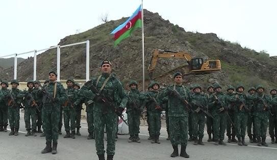 اهتزاز پرچم آذربایجان در ابتدای جاده لاچین و مرز شرطی ارمنستان