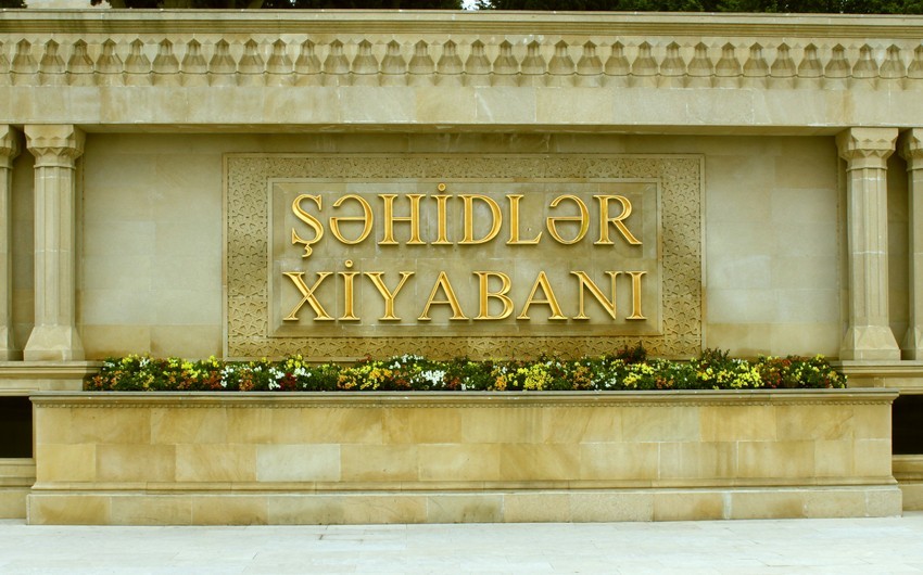 Sadır Japarov və xanımı Şəhidlər xiyabanını ziyarət ediblər