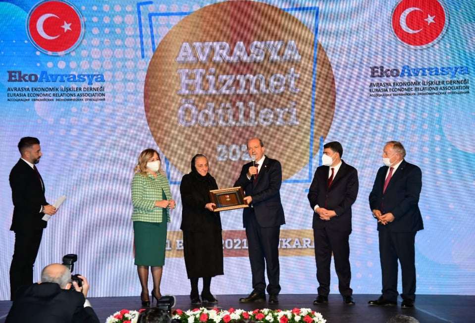 Kıbrısın prezidenti Polad Həşimovun anasına ödül verdi