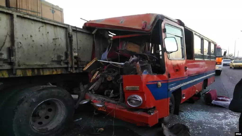 Tehranda mikroavtobus TIR-la toqquşub: 12 nəfər ağır yaralanıb